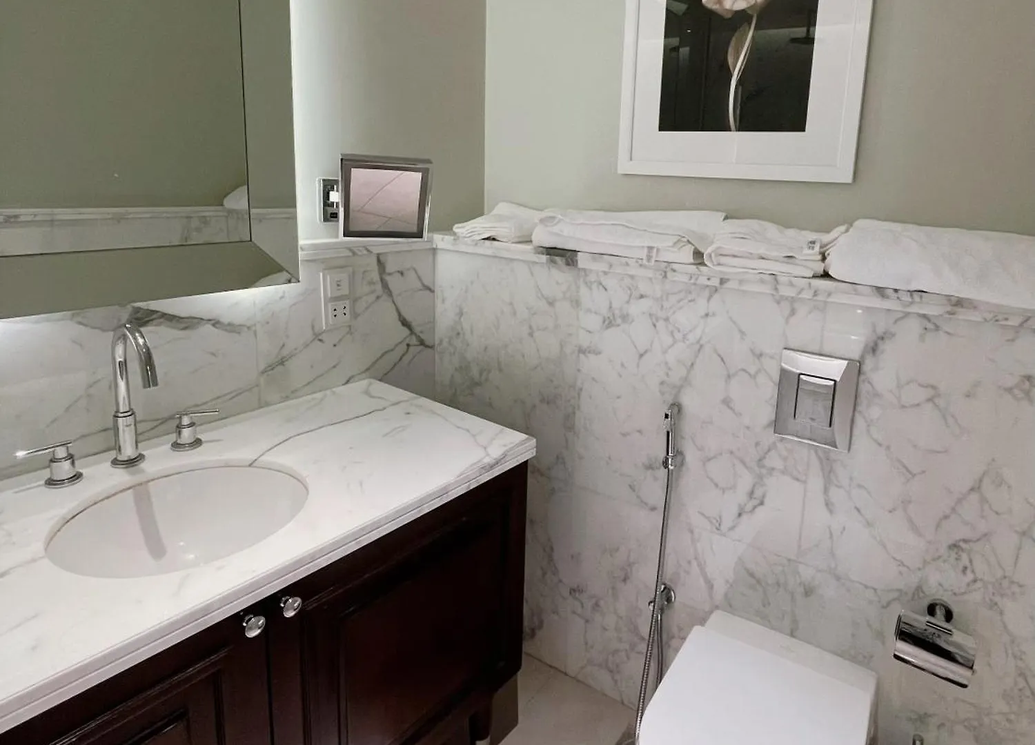 Apt Dubai Downtown Apartment